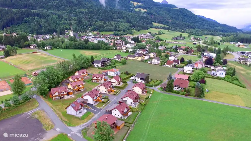 Resort aus der Luft gesehen, in das Dorf integriert.