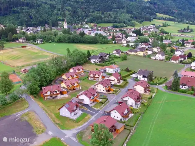 Villa Sonnata huren in Oostenrijk, Karinthië, Kötschach-Mauthen - geschakelde woning De vakantiewoningen gezien vanuit de lucht, geïntegreerd in het dorp.