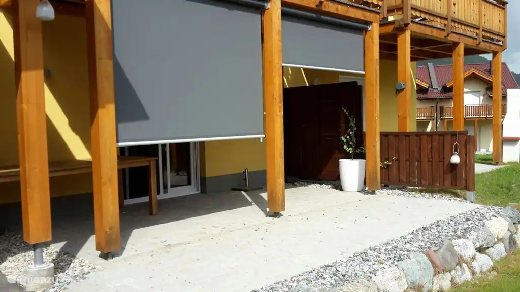 Um mit dem Essen vor der Sonne zu sitzen und abends noch länger draußen bleiben zu können, haben wir einen Sonnenschirm installieren lassen.