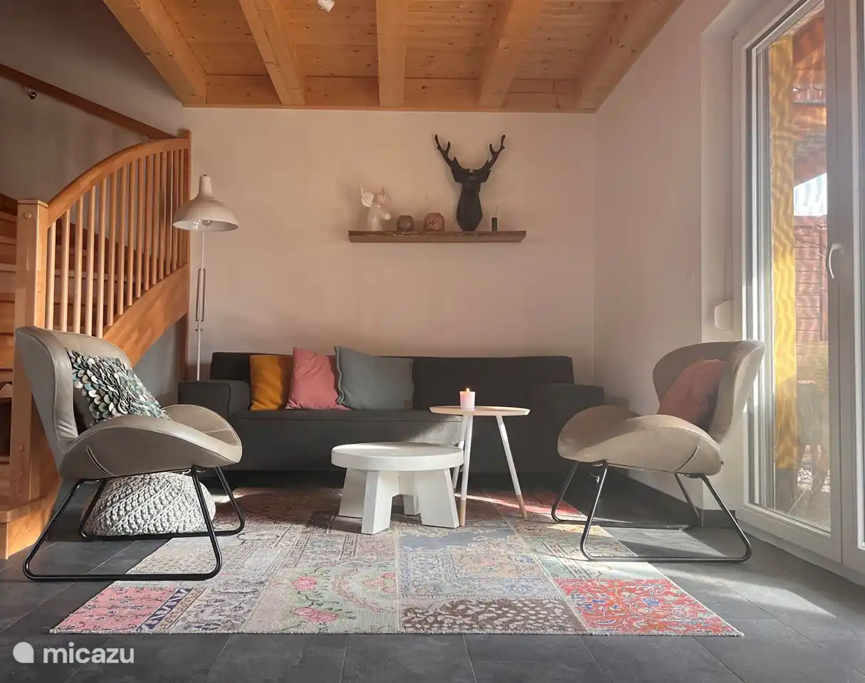 Das gemütliche Wohnzimmer mit hochwertigen Möbeln.