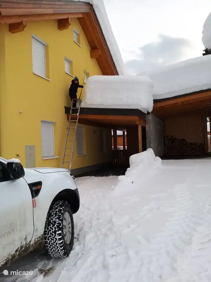 Manchmal muss der Schnee vom Dach geschnitten werden…
