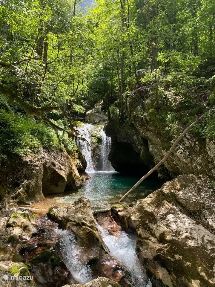 Das Soca-Tal (fast 2 Autostunden von der Villa Sonnata entfernt) ist eine der schönsten Regionen Sloweniens, in der es auch viel zu tun gibt. Der weltberühmte Fluss Soca schlängelt sich durch eine wunderschöne grüne Landschaft.