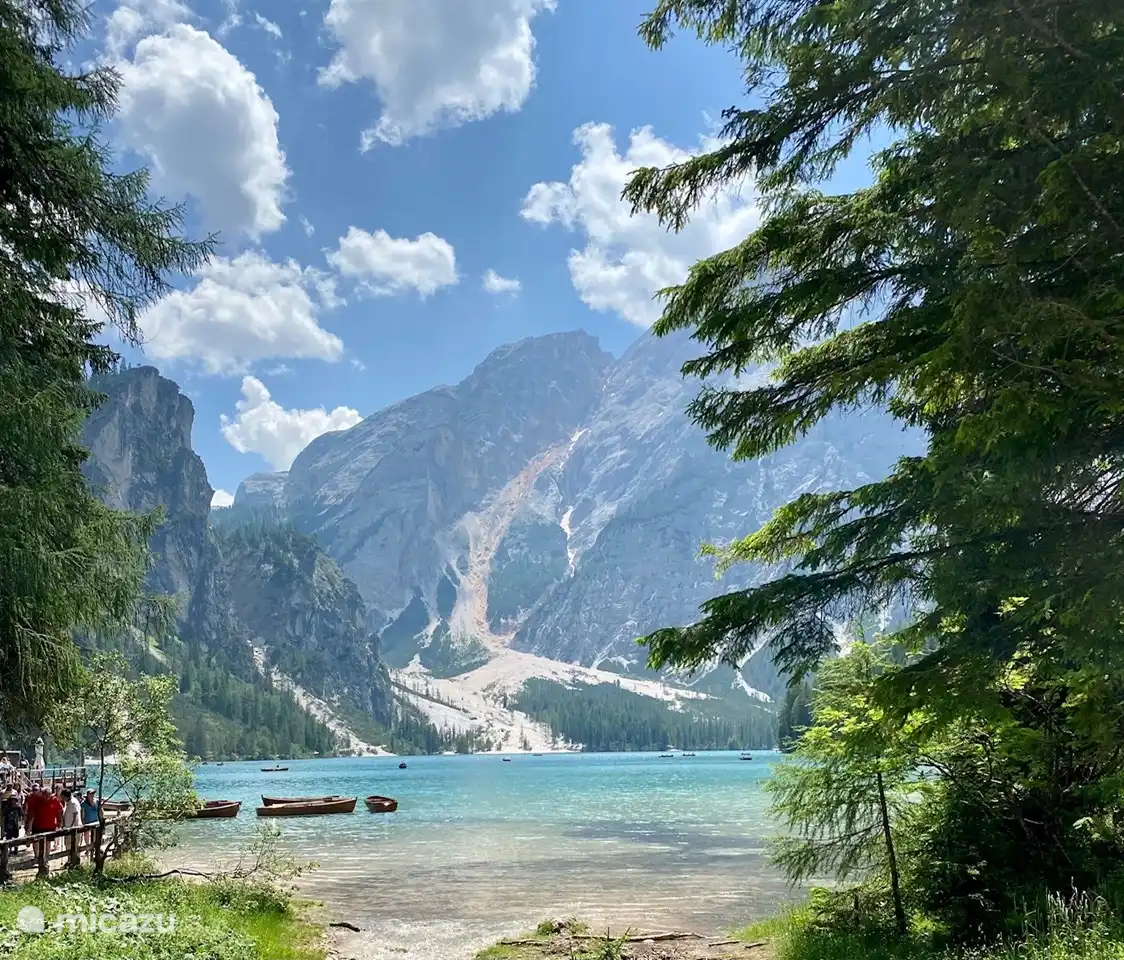 Lago di Braies (Pragser Wildsee) 1:45 Fahrt Es ist sehr zu empfehlen, früh aufzustehen, um hier den Sonnenaufgang zu beobachten. Sie sehen die ersten Sonnenstrahlen auf die Berggipfel scheinen und die Vögel beginnen fröhlich zu zwitschern. Das orange Leuchten der Sonne hat etwas Magisches.