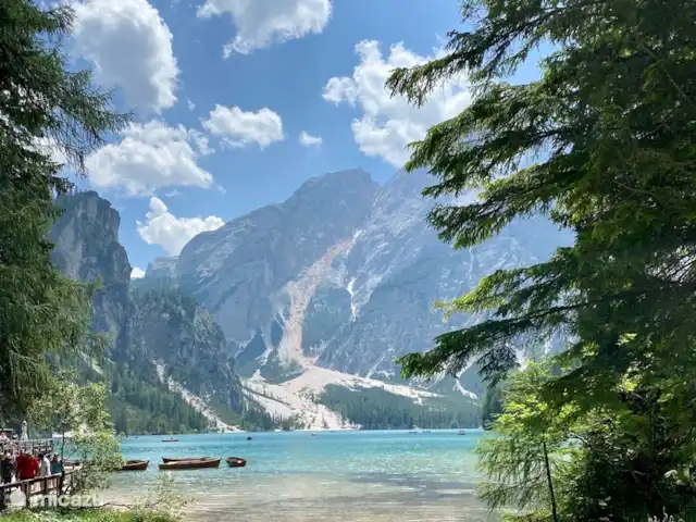 Villa Sonnata huren in Oostenrijk, Karinthië, Kötschach-Mauthen - geschakelde woning Lago di Braies (Pragser Wildsee) 1:45 rijden
Vroeg opstaan om hier de zonsopkomst te bekijken is een dikke aanrader. Je ziet de eerste zonnestralen op de bergtoppen schijnen en de vogels beginnen vrolijk te fluiten. De oranje gloed van de zon heeft iets magisch.