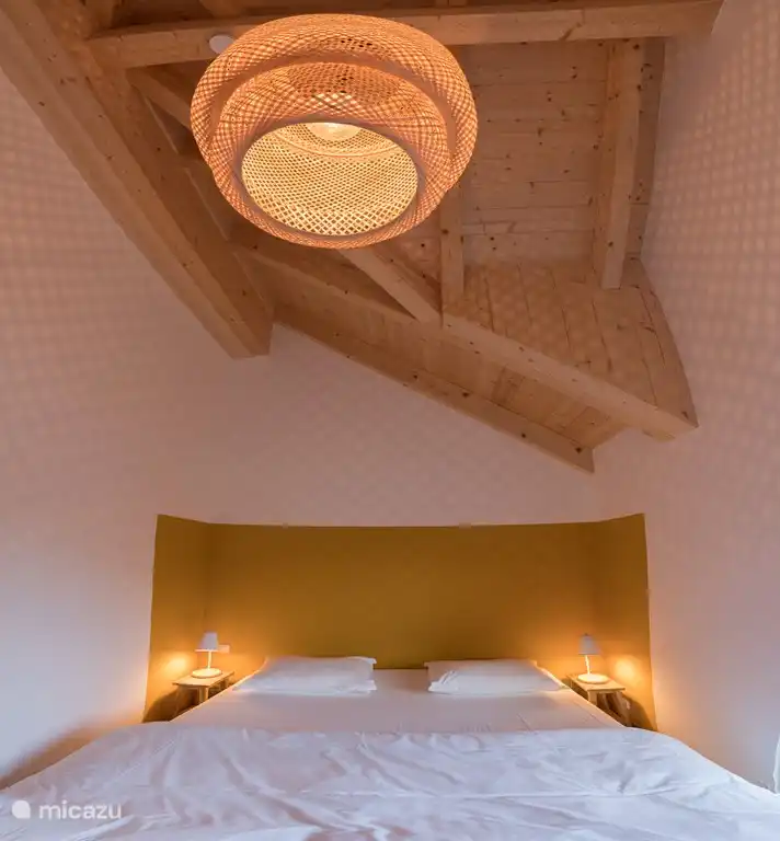 Das Hauptschlafzimmer (mit Fernseher). Doppelbett 180x210.