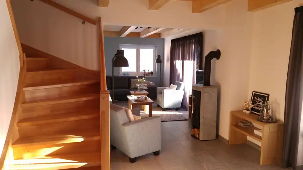 Breite Treppe zum 1. Stock