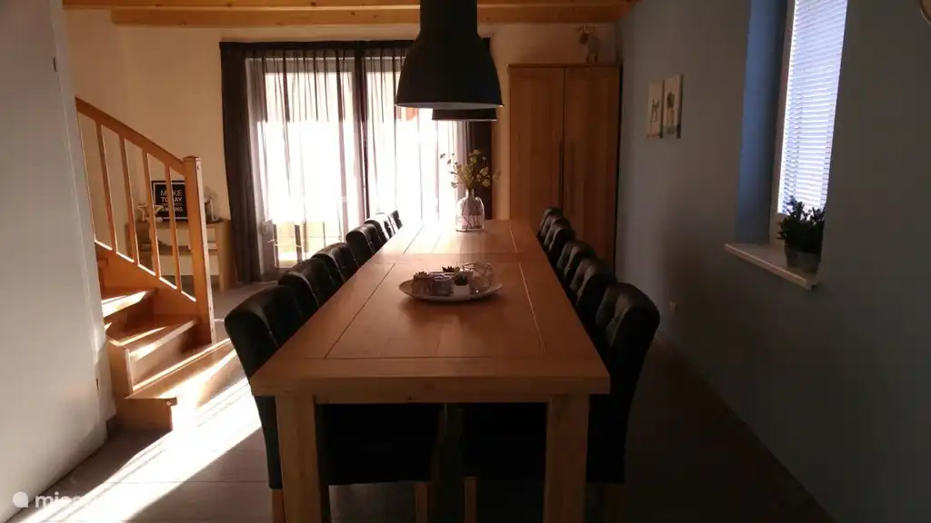 Esstisch mit Eichengeschirrschrank