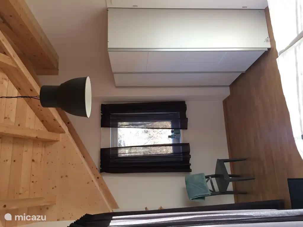 Alle Schlafzimmer im 1. Stock haben eine große hängende / Schrank für Ihre Kleidung / Gepäck