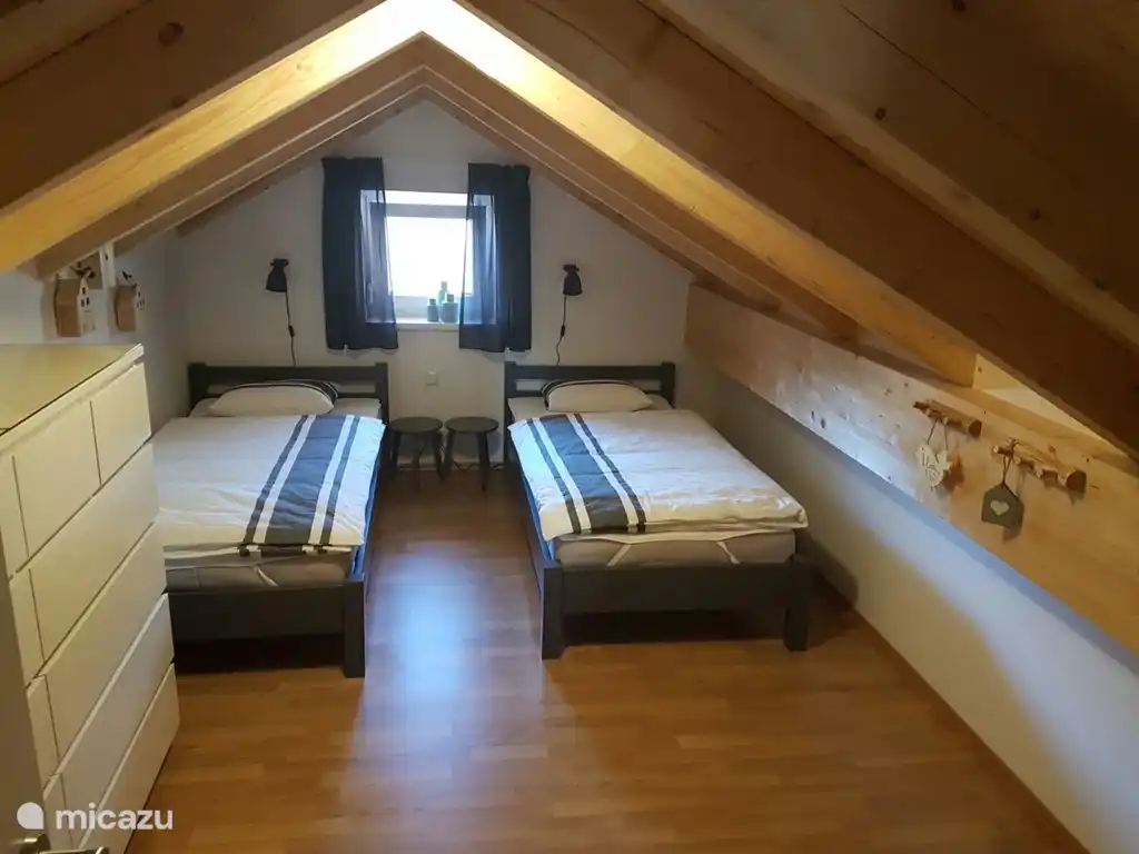 Gemütliche Dachgeschoss Schlafzimmer für zwei Personen