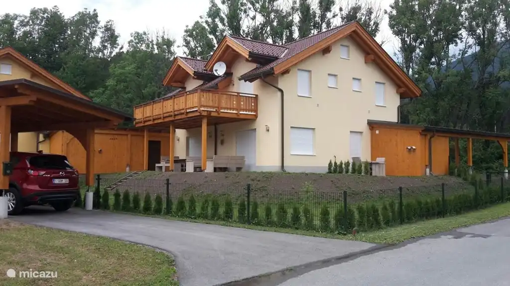 Da die Eigenschaft etwas höher als die Nachbarn haben wir einen schönen Blick auf die Berge