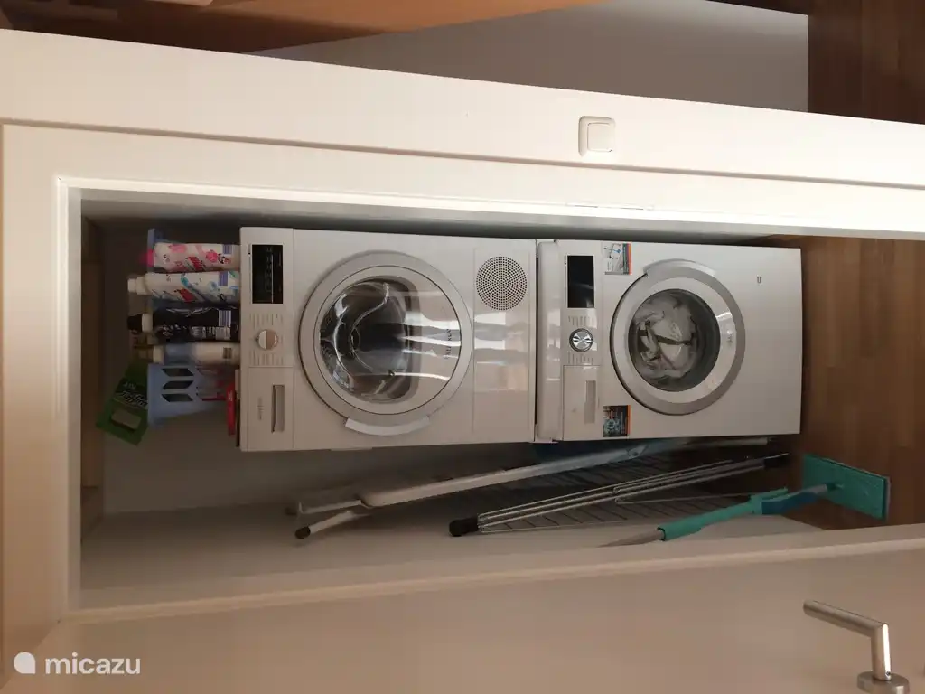 1. Stock Waschküche mit Waschmaschine / Trockner / Bügelbrett usw.