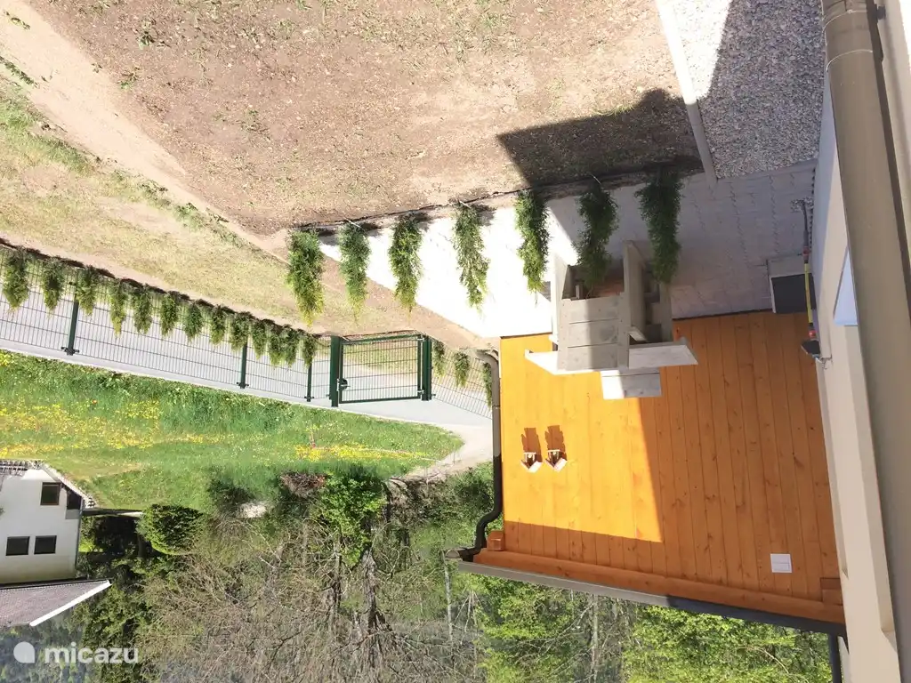 gemütliche Sitzgelegenheiten auf der Terrasse des Studios, das Frühstück in der Sonne