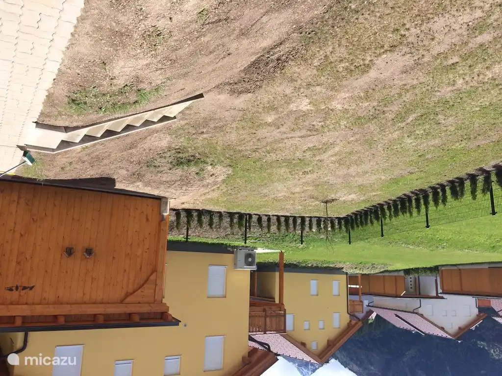 Garten völlig getrennt niedriger Zaun und Haagje, sichere Spielplatz für kleine Kinder