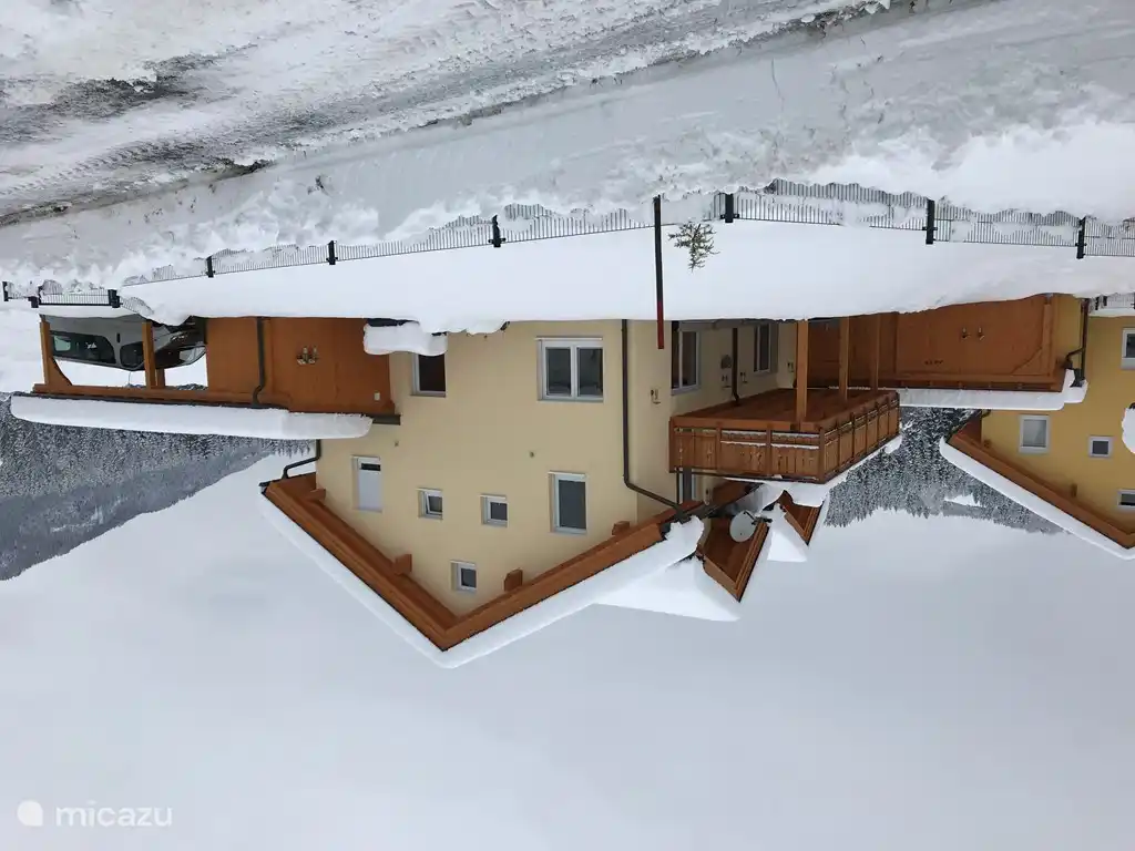 Side Garten mit einer dicken Schicht Neuschnee