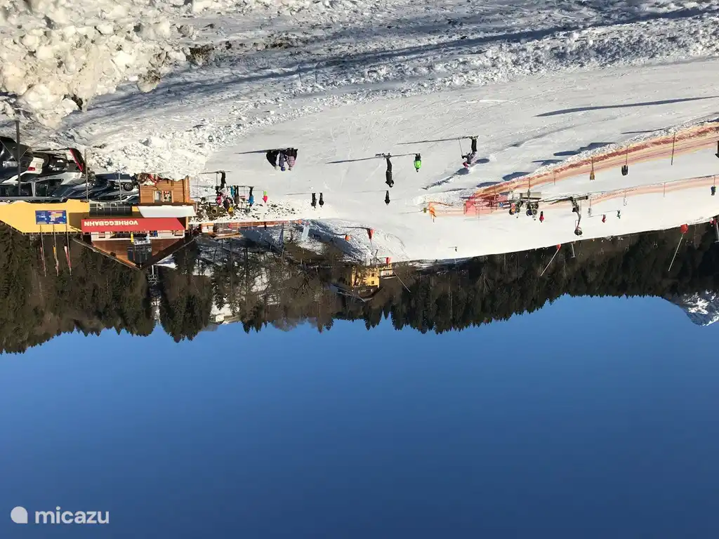 Nizza Skifahren auf der Piste in der Nähe von unserem Haus