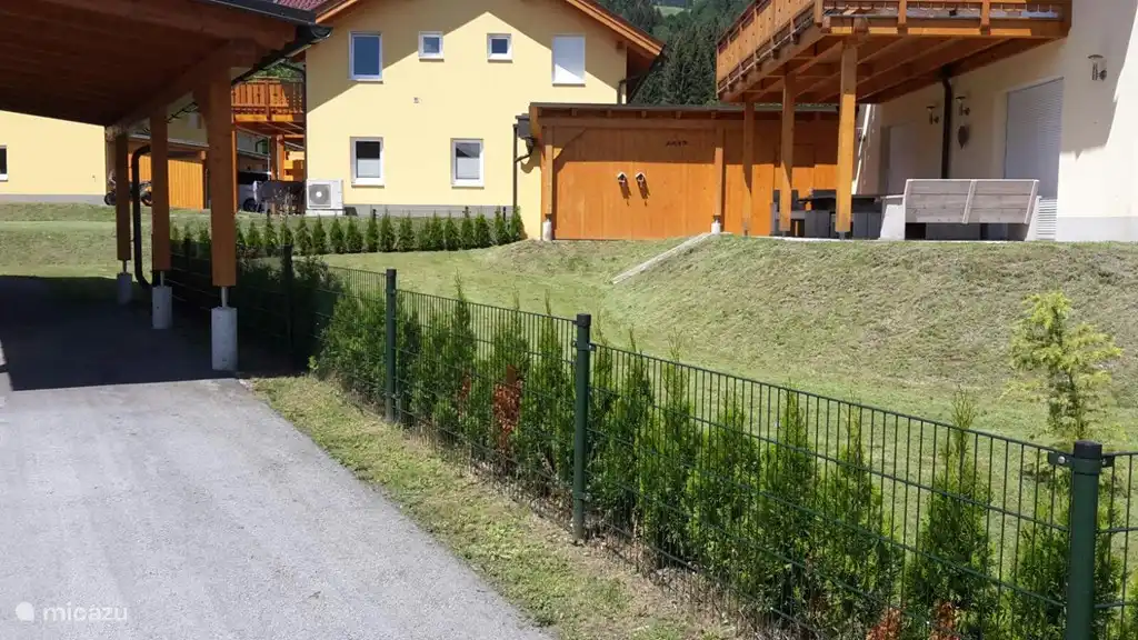 Hintere Terrasse unter Balkon