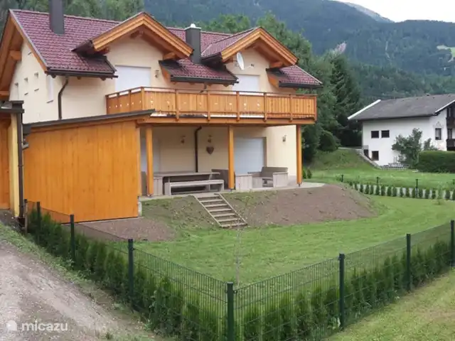 Villa Alpenrose | Autriche, Carinthie, Kötschach-Mauthen - villa Grande terrasse ensoleillée à l'arrière de la maison avec un grand balcon sous lequel on peut s'asseoir à l'ombre en été quand il peut faire assez chaud