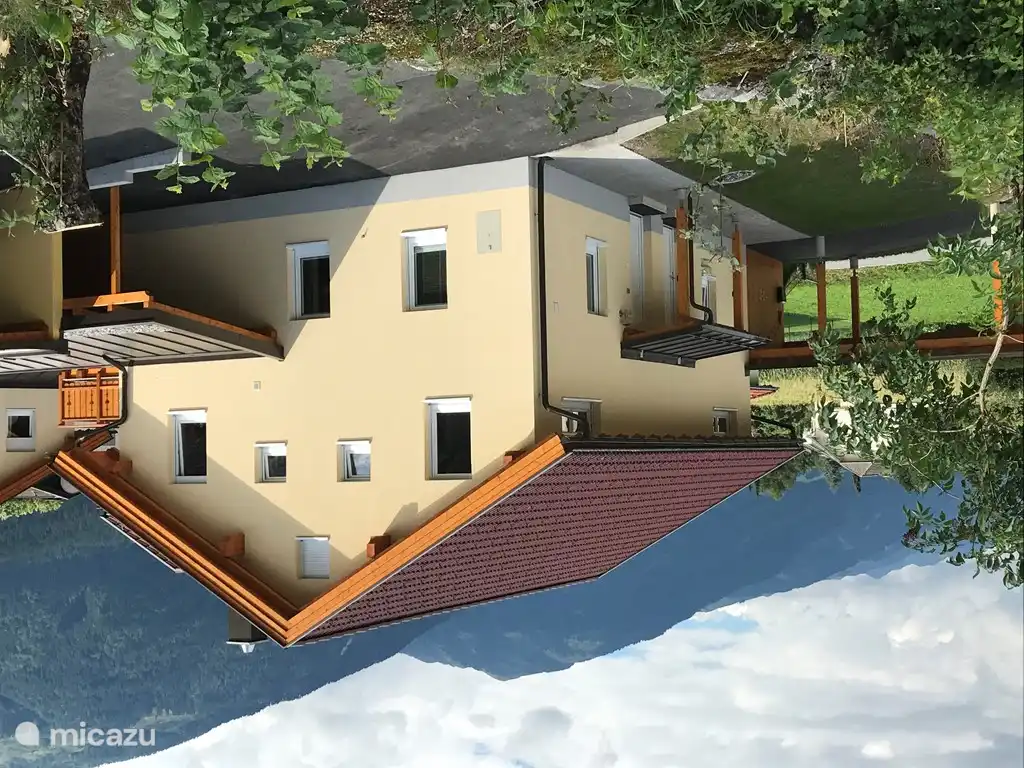 rechte Seite Villa mit Carport