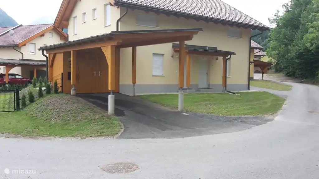 Links unter dem Carport zwei getrennte Lagerräume, eine für das Haus und eine für das Studio