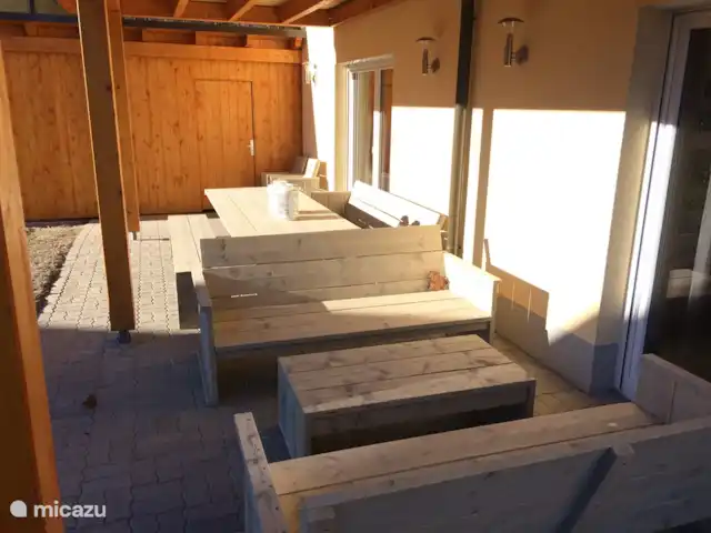 Villa Alpenrose | Autriche, Carinthie, Kötschach-Mauthen - villa Table à manger spacieuse et confortable sous le balcon avec deux canapés de salon à côté