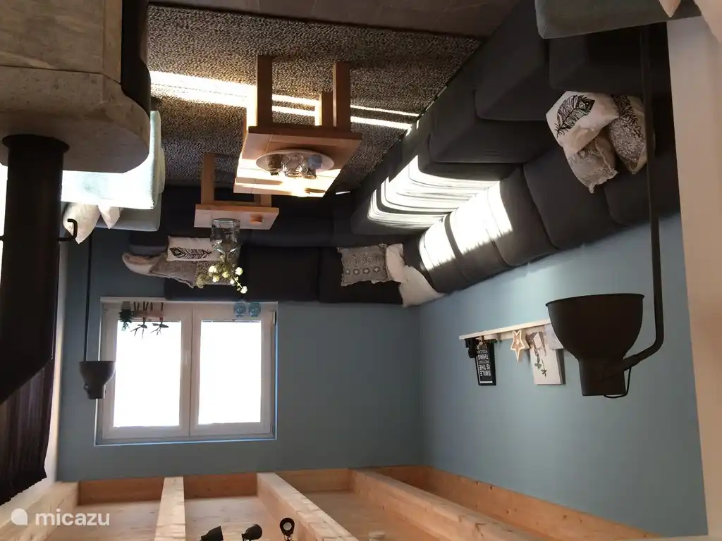 Die geräumigen und gemütlichen Wohnzimmer mit großem Ecksofa