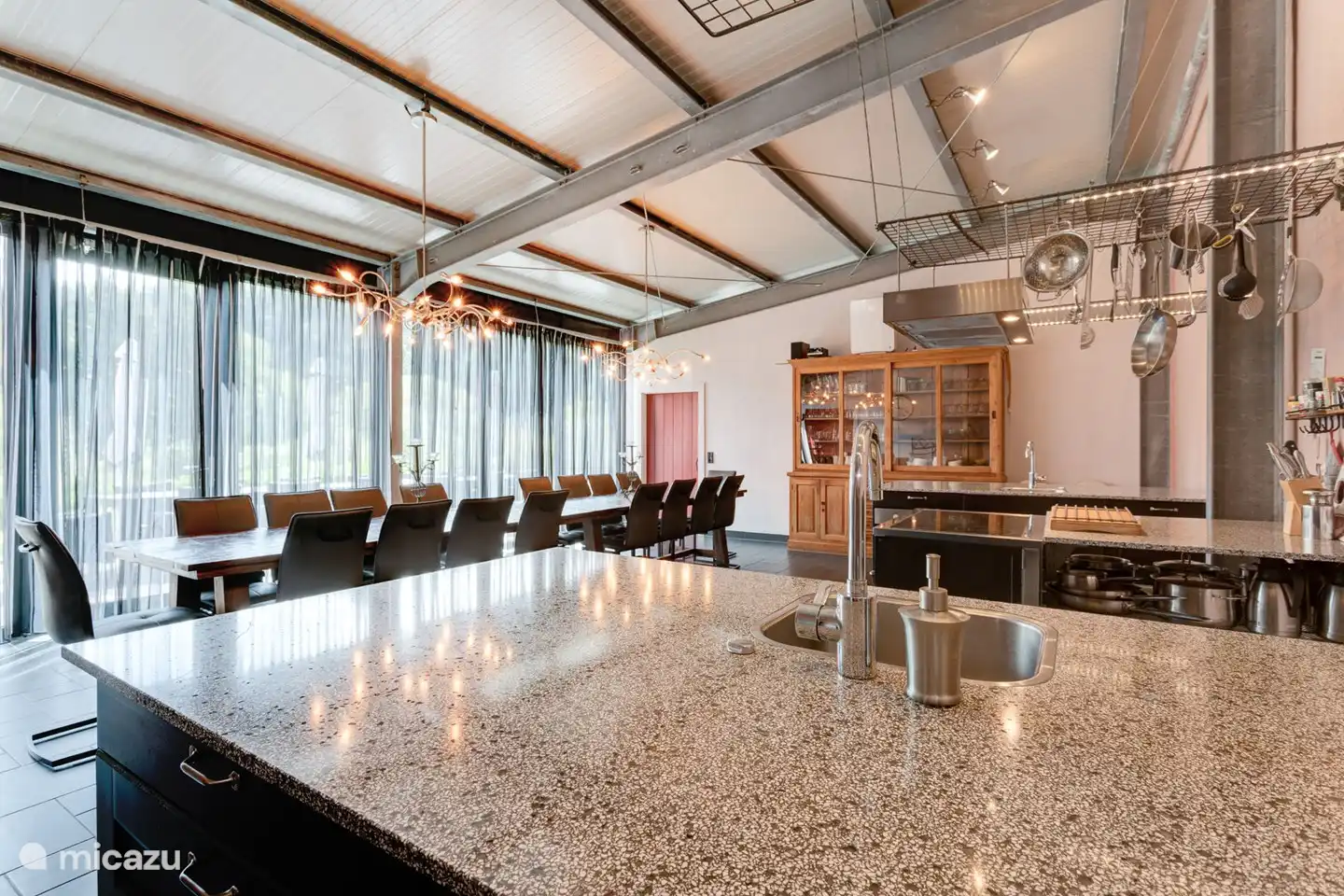 cocina, mesa y vista