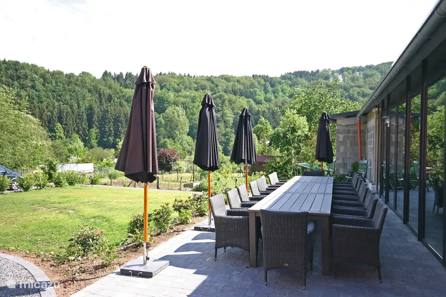terraza con mesas al aire libre