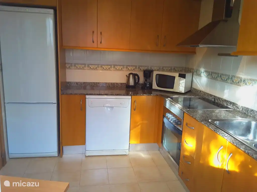 Onze volledig ingerichte keuken is van alle gemakken voorzien. Koel / Vrieskast, wasmachine, afwasmachine, broodrooster, oven. magnetron, waterkoker, plastic bestek voor de kleintjes, meer dan voldoende keukengerei en bestek