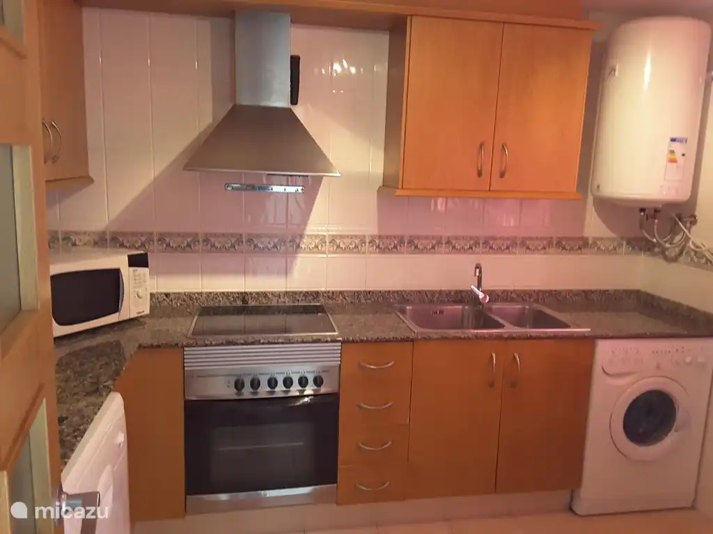 Voor onze gasten is in principe alles aanwezig. Zo is er waspoeder, afwastabletten, afwasmiddel, peper en zout, flessen water en zelfs wat wijn aanwezig. Wij hopen dat de huurder de volgende huurder het zelfde gevoel geeft en de voorraad, die opraakt, weer aanvult.