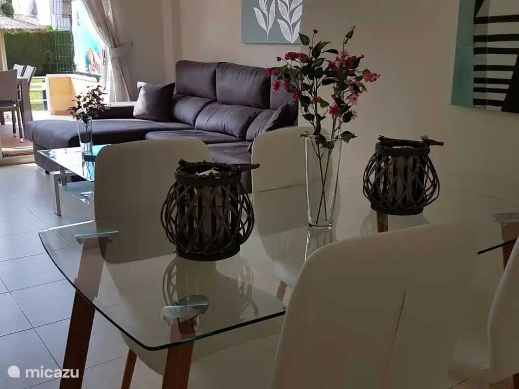 Onze nieuwe eethoek met op de achtergrond onze nieuwe bank.