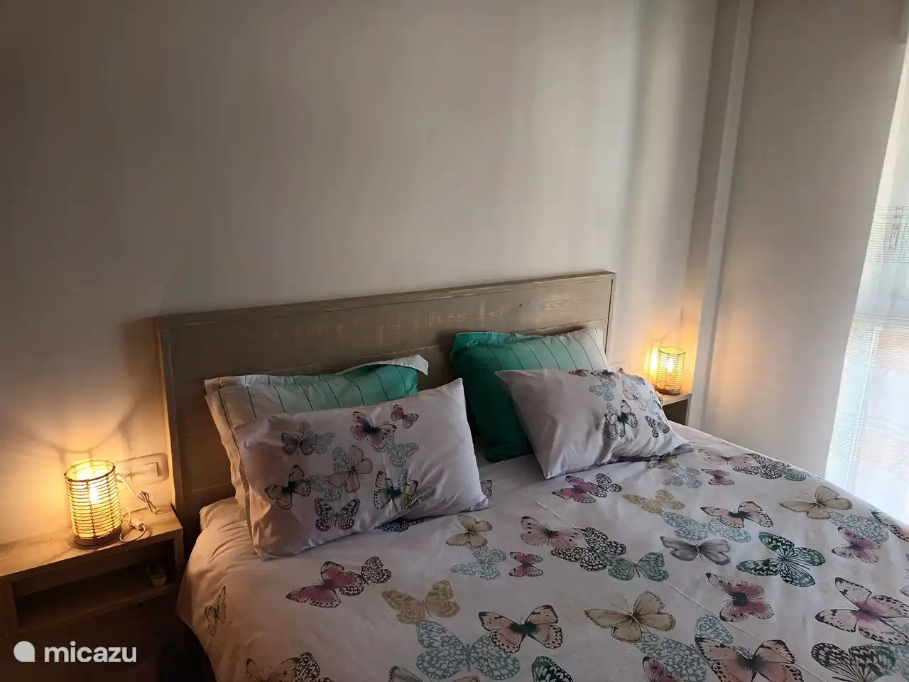 Master bedroom slaapkamer 3, met uitzicht op het zwembad en een badkamer en-suite met wastafel, bidet, toilet en een bad / douche.