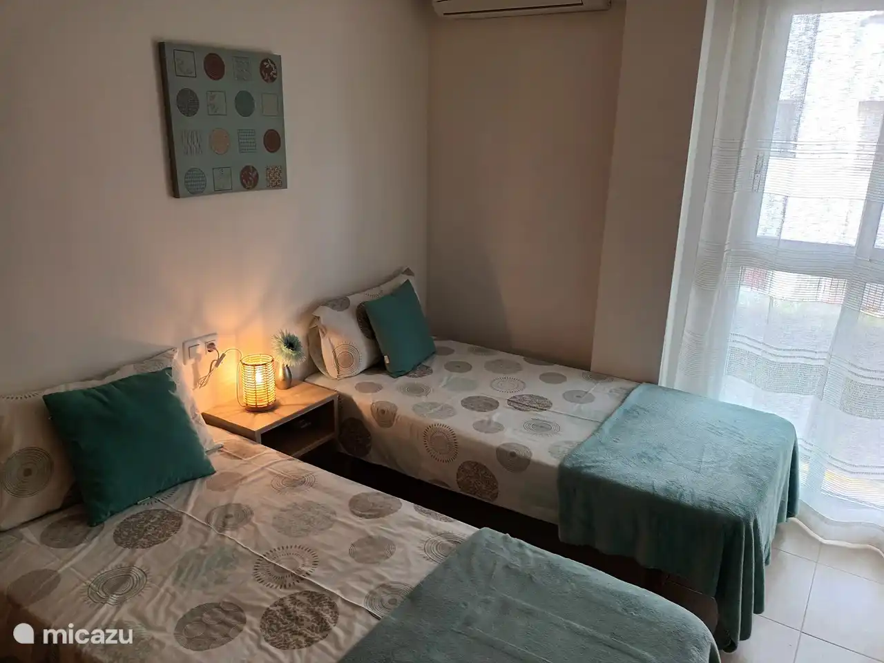 Slaapkamer 2, ruim, fris, airco en plafond ventilator.