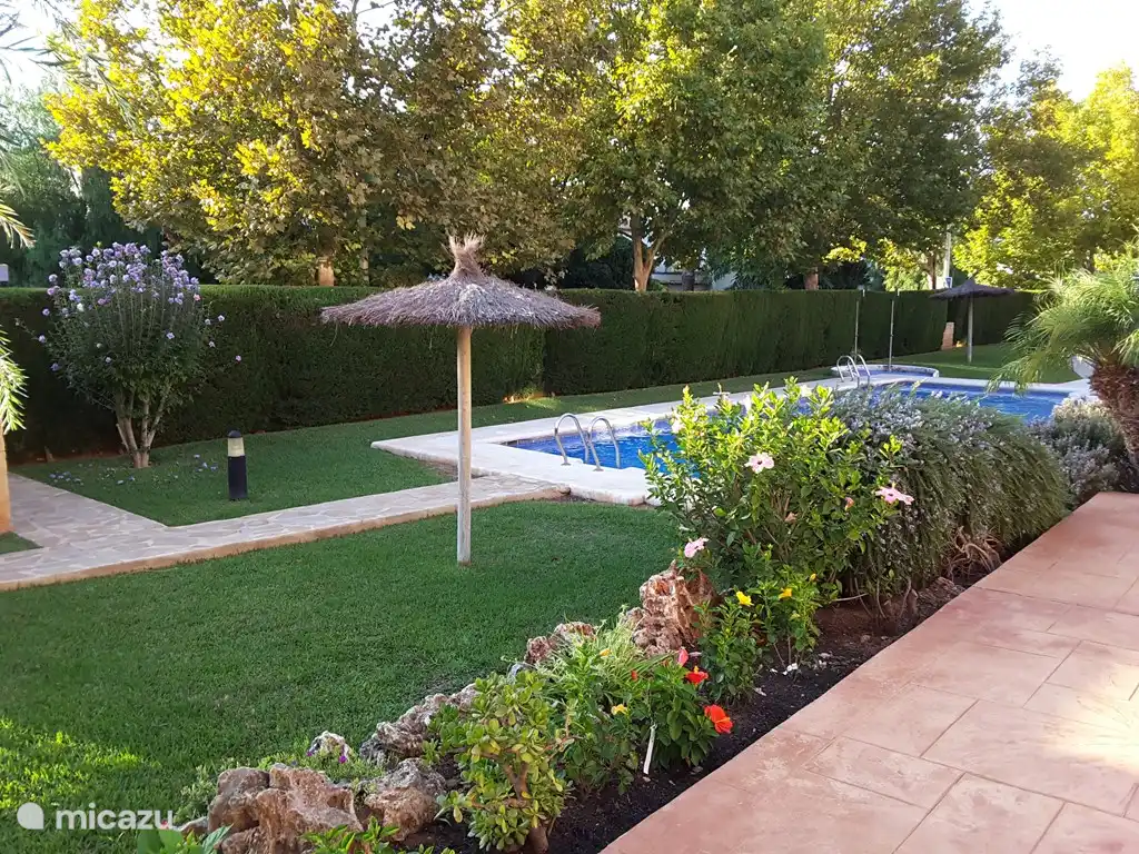 Zwembad bijna de gehele dag in de zon