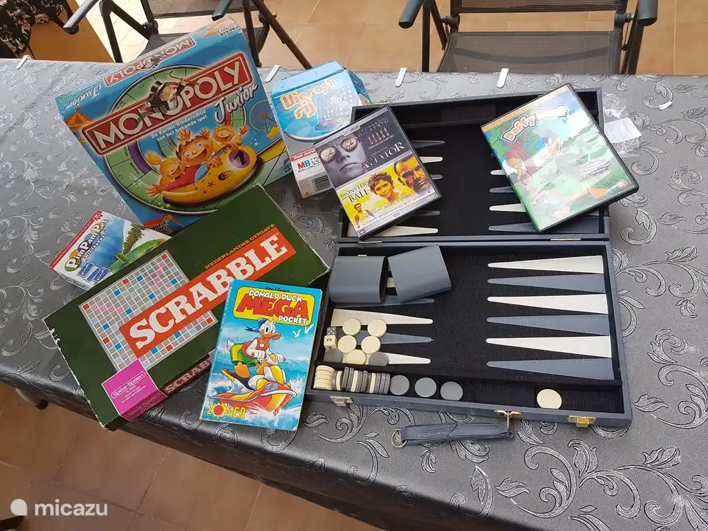 Stripboeken, Leesboeken, Dvd's en spellen liggen voor u klaar om te gebruiken.