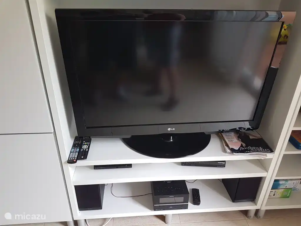 TV met een chromecast. U kunt elke app gebruiken dus die spannende netflix film gewoon afkijken in Bella Hermosa. 