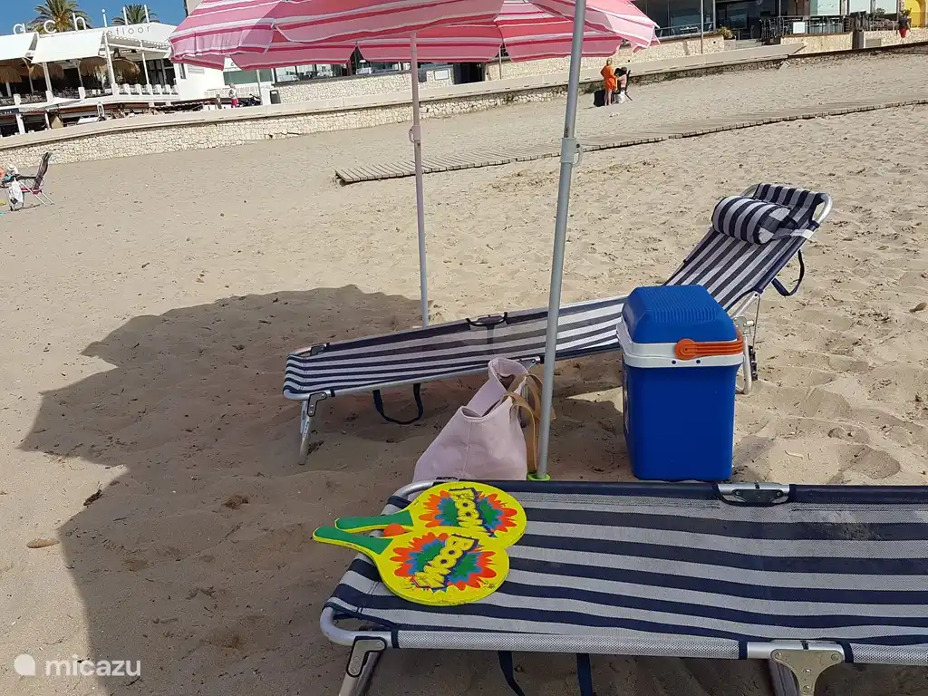 Deze heerlijke strandstoelen, koelbox en parasols staan voor u klaar.