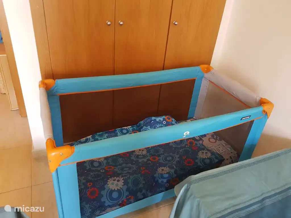 Het kinderbedje met linnengoed staat GRATIS voor u klaar. Tevens te gebruiken als box.