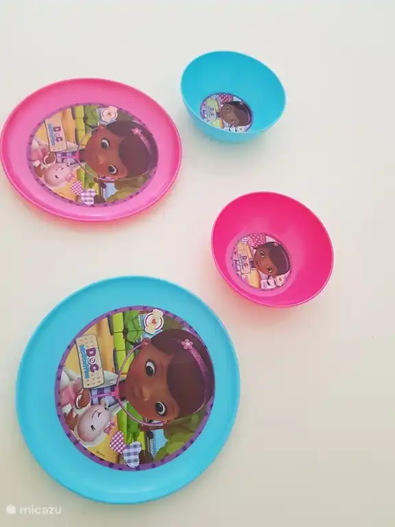 Plastic bestek en borden voor de kleine gasten