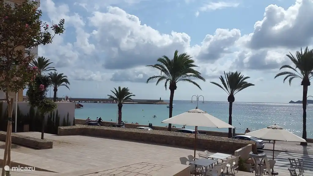 Een prachtig uitzicht op de baai van de Port van Xabia