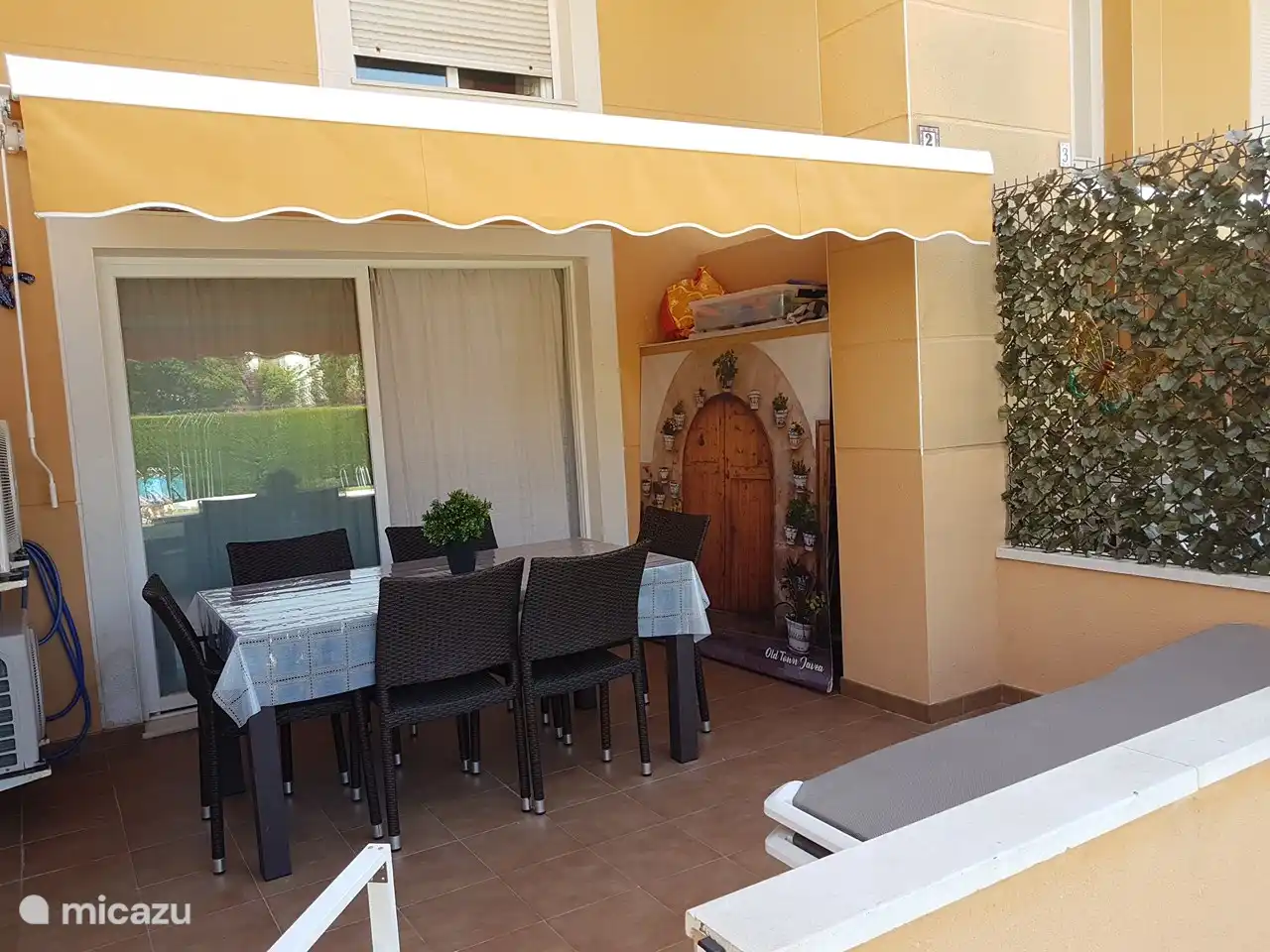 Terras met heerlijk groot zonnescherm