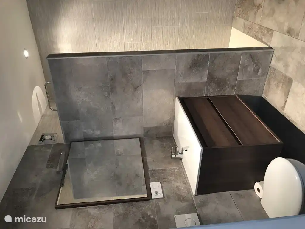 Bathroom 2 on the ground floor