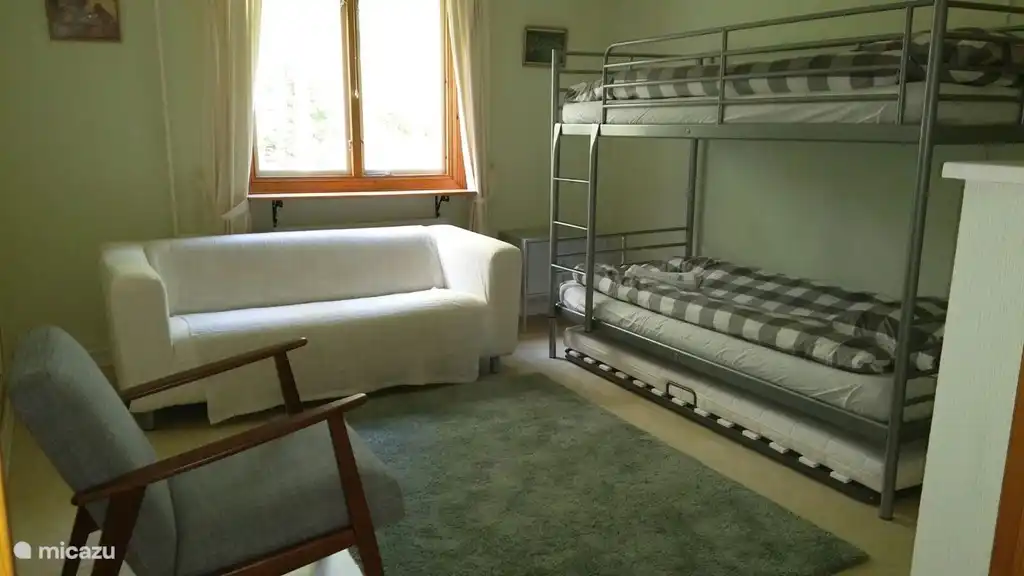 Die Gäste / Kinderschlafzimmer mit insgesamt 3 Betten.