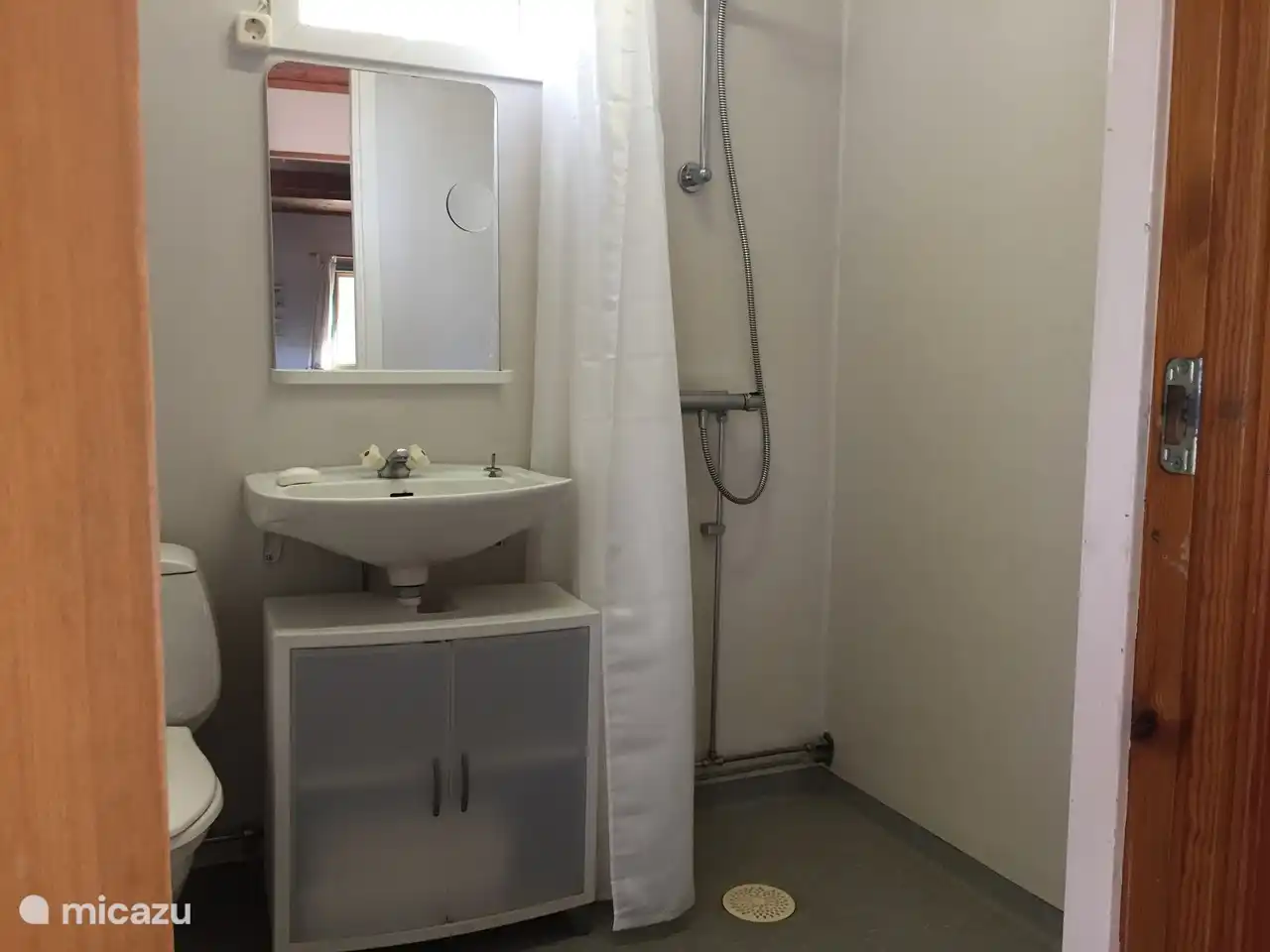 Unser komfortables, frisches Bad mit kräftiger Dusche, WC und Waschbecken