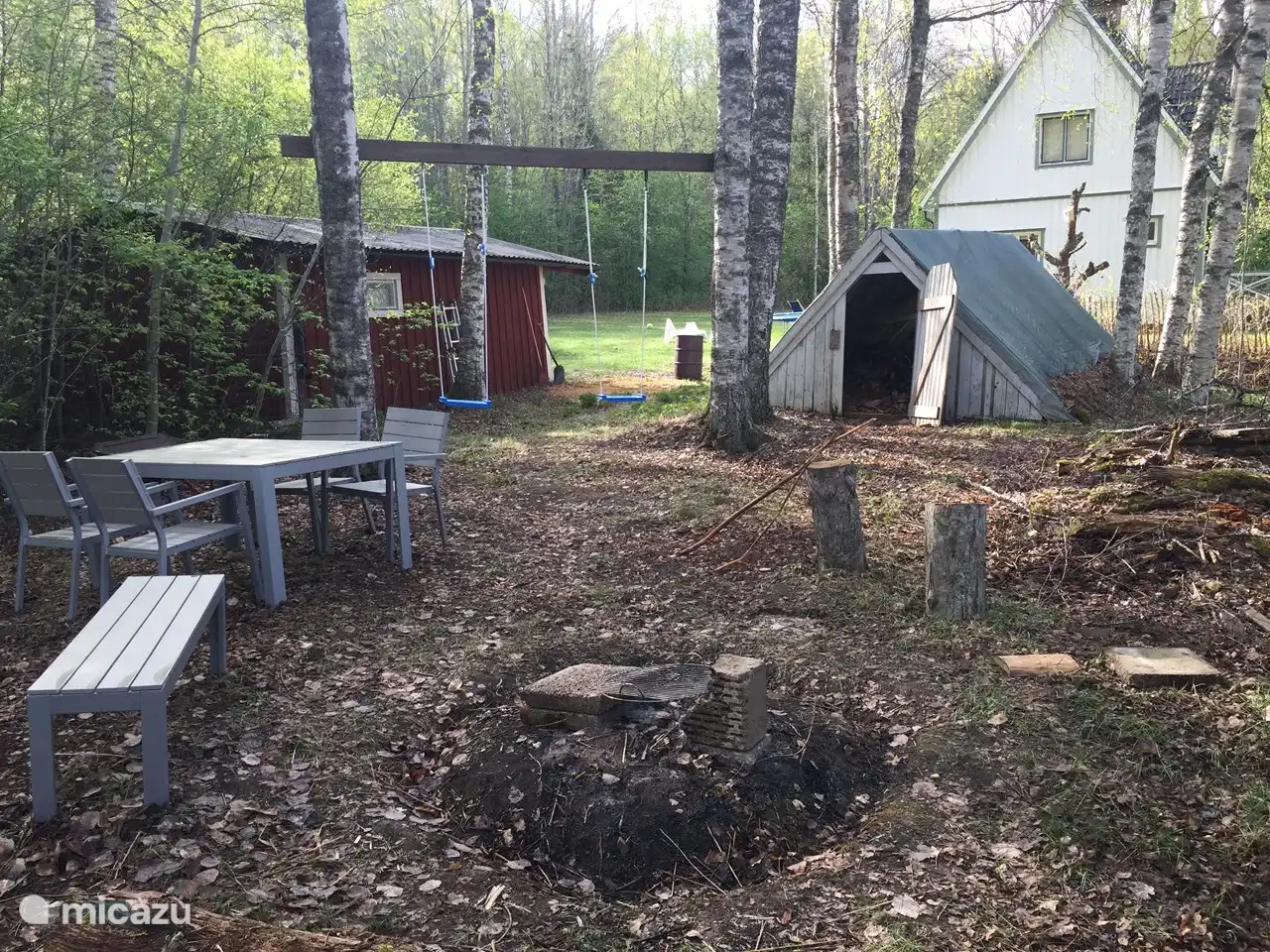 Unser Weber BBQ steht drinnen, aber das geht auch so. Hier hängen auch die beiden Schaukeln. Abenteuerspielplatz für Kinder.