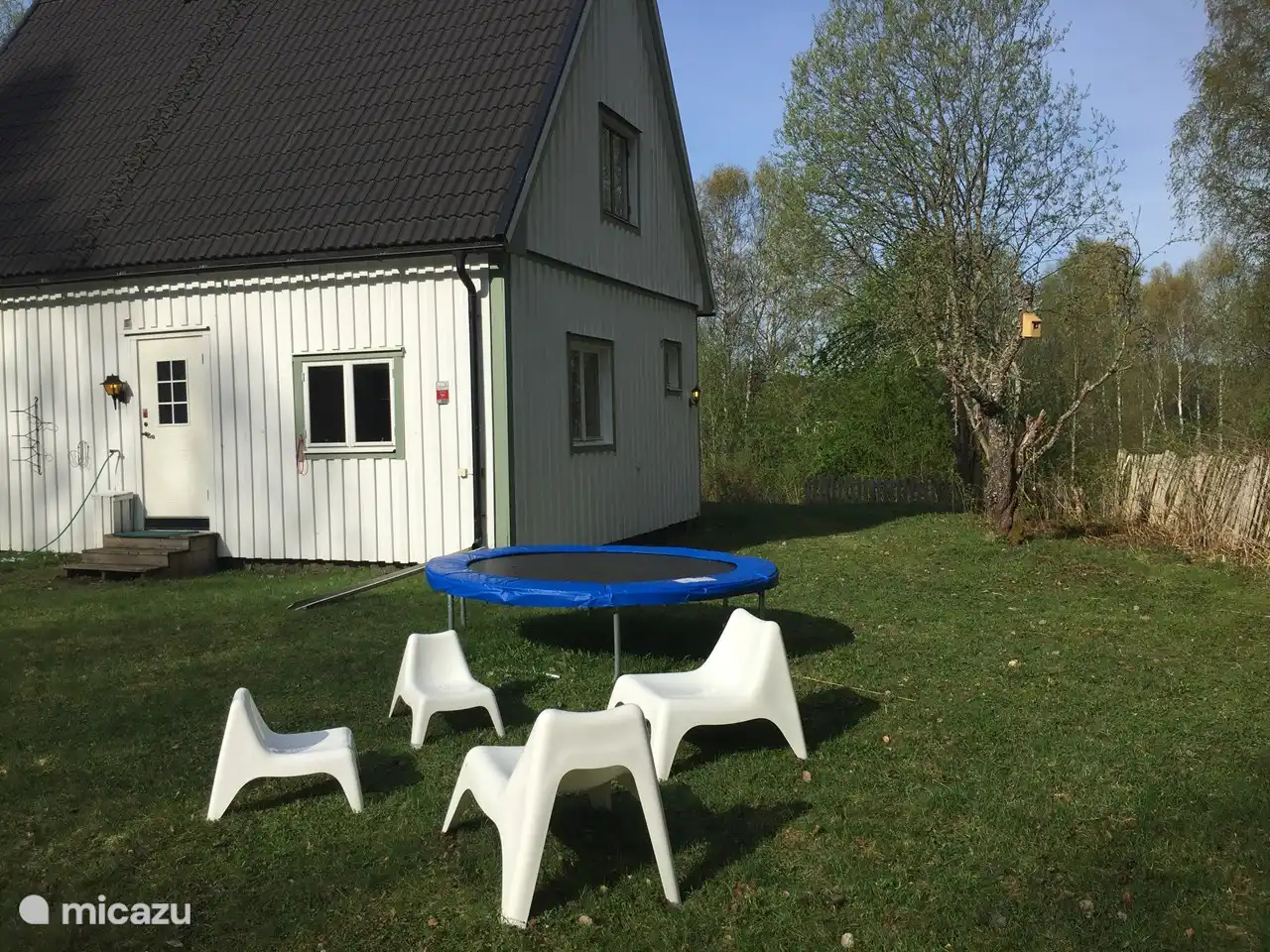Das Trampolin Ein Halteplatz für Kinder. Finden Sie den Ort, der am besten zu Ihnen passt.