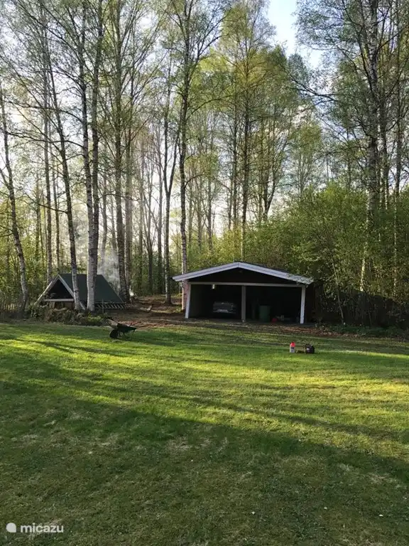 Unser Carport mit dem Holzhaus auf der linken Seite.