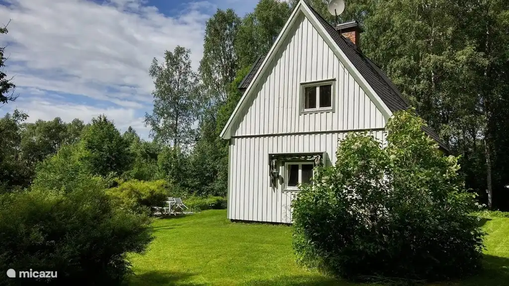 Großer Garten mit unserer Terrasse auf der linken Seite.