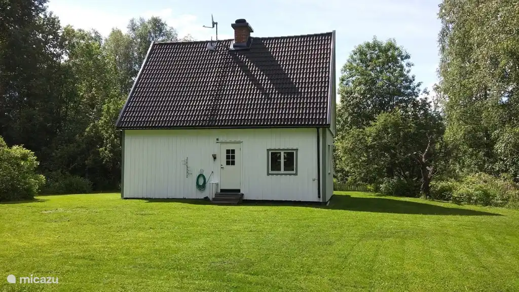 Die Rückseite des Gehäuses mit einer Tür zum Abstellraum und Küchenfenstern.