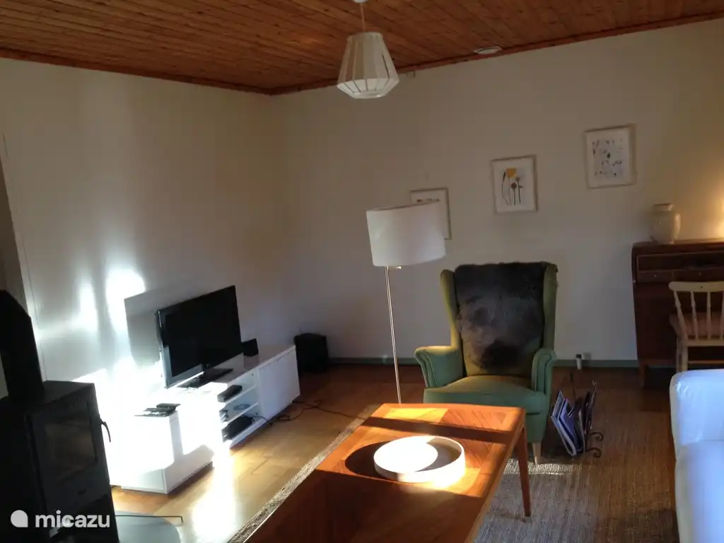 Das Wohnzimmer mit LED-TV, Soundbar (nicht auf Foto), DVD-Player und digitalen Kanälen. Verließ den Holzofen.