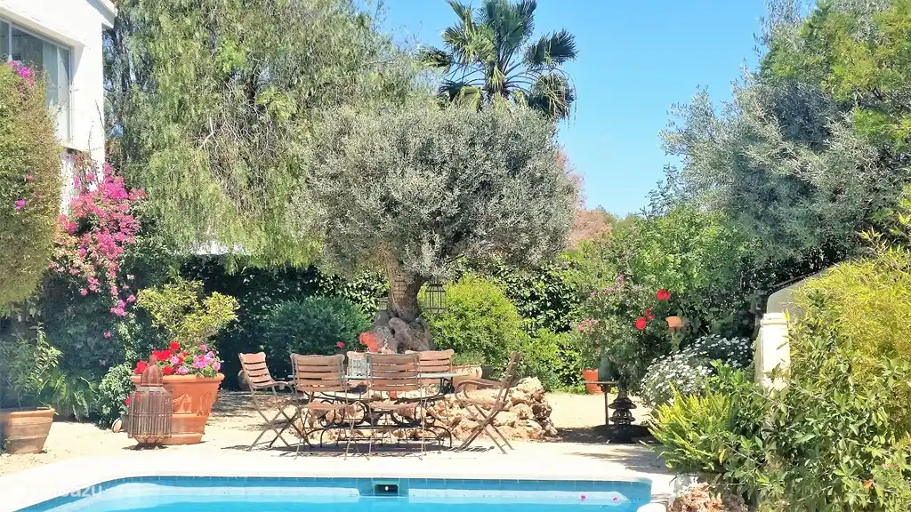 Coin salon de la piscine